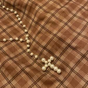 Jättefint handgjort korshalsband av pärlor 