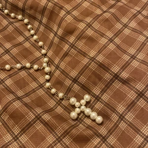 Pärlhalsband kors - Jättefint handgjort korshalsband av pärlor 