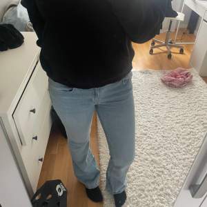 Ett par blåa low waist bootcut jeans i storlek M full length ifrån Lager 157. Endast använda 1 gång🩵