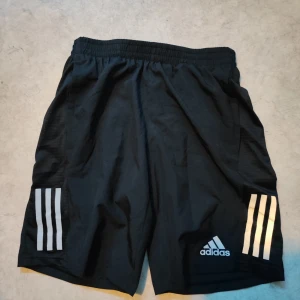 Träningsshorts Adidas - Träningsshorts med 2 fickor och en dragkedja ficka.  Nyskick   Storlek S