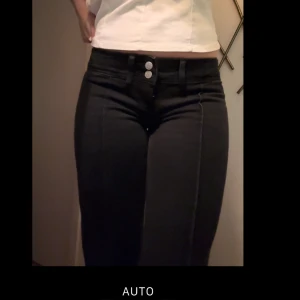 Jeans  - Helt oanvända lågmidjade bootcut jeans med fina detaljer💗jag är 165 och de sitter bra på mig i längden, skriv privat vid fler frågor 🙏🏻