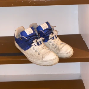 Maison margiela - Riktigt coola maison sneakers som tyvärr är lite för små för mig. Storlek 42 är lite lortiga men det är inga permanenta fläckar. Inga skador utan är knappt använda. Nypris runt 6000 