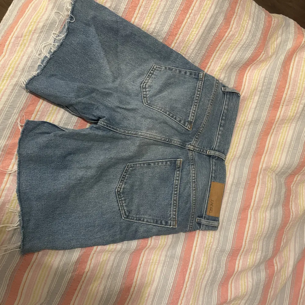 Hejsan, säljer dessa super snygga jeansshortsen. Avklippta jeans som tyvärr var för små för mig💗😊. Shorts.