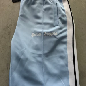 Palm angels byxor - Palm angels byxor som jag aldrig använt. Priset är inte spikat skriv vid funderingar. Mvh Kalle 