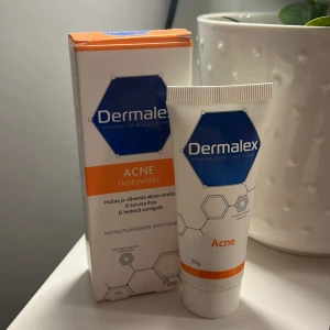 Hudvård - Hudvård från dermalex. Behandlar och minskar akne. Cirka 70 % kvar i flaskan. 