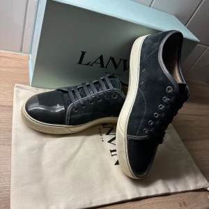 Lanvin - Säljer ett par lanvin i storlek 8 UK/42 för 2699kr. De är i färgen dark grey, men kanske inte syns så tydligt på grund av ljuset! Frågor o funderingar, ✍️!! 