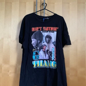 Snoop dog t-shirt - Bandtröja med snoop dog! Lite smått härlig men passar inte längre.