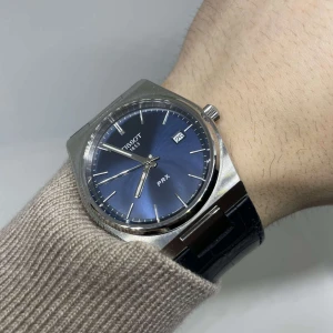 Tissot PRX Quartz  - Säljer nu denna Tissot PRX Quartz. Klockan är i nyskick och full set (alla tillbehör medföljer). Nypris: 4295:- Vårt pris: 3199:- Skriv till oss vid frågor eller funderingar🙌