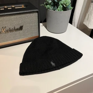 Ralph lauren polo mössa - Hej! Säljer nu denna riktigt snygga Ralph lauren polo mössa. Knappt använd så skulle säga att det är 10/10 i skick. Nypris 795kr  Tveka inte att höra av dig vid funderingar.