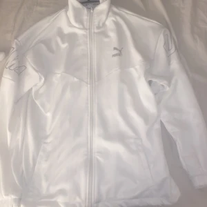 Puma tjocktröja  - En vit varm puma tjocktröja med snygga detaljer, exempelvis att det står Puma på armarna i silver. Modellen ska va lite större och pösig så beroende på hur du vill ha ske passar den xs-m. Denna passar också bra att exempelvis springa i😊Använd 3 gånge