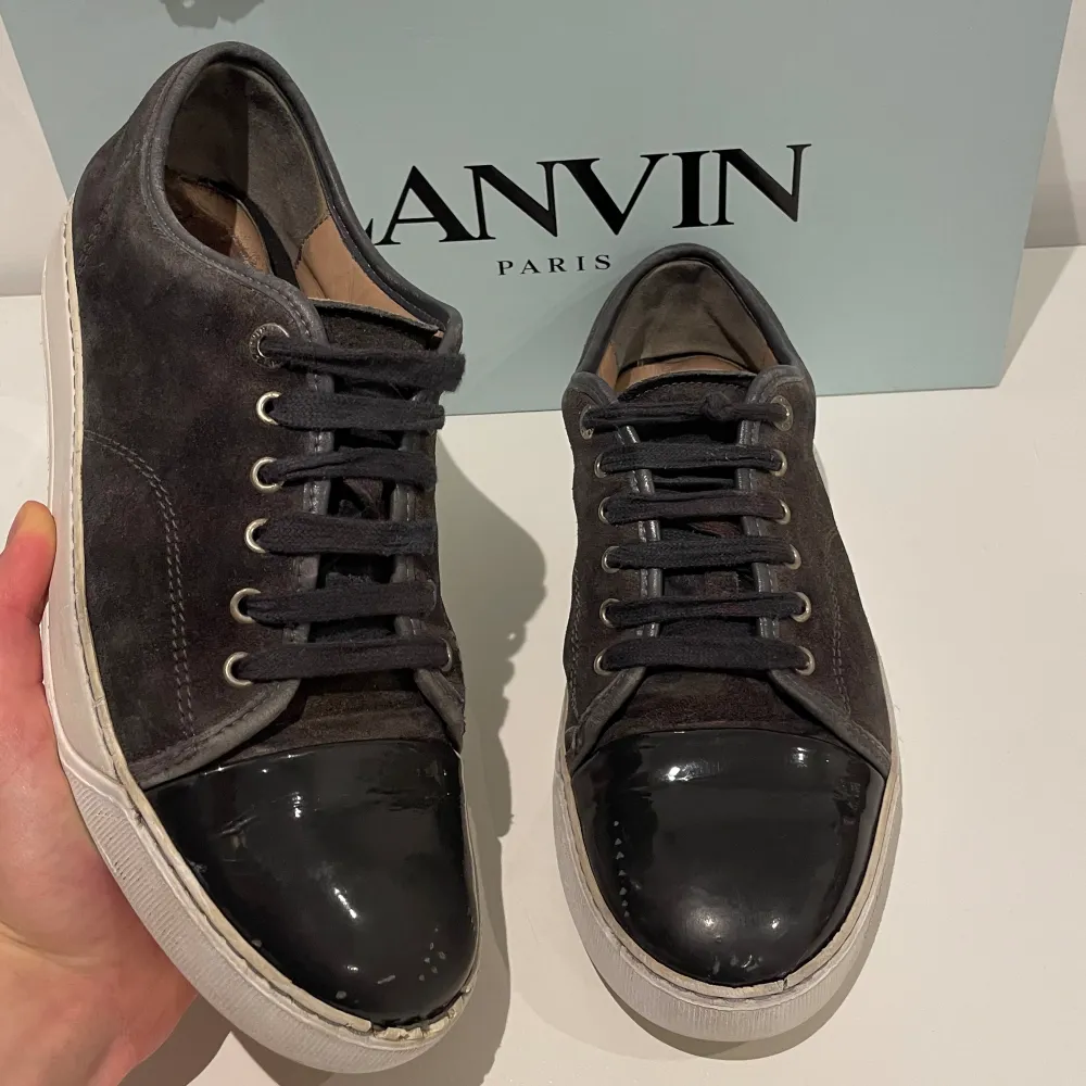 Hej! Säljer nu dessa super snygga Lanvin skor. Skorna är i fint skick 7/10. Dustbag medföljer vid köp . Skor.