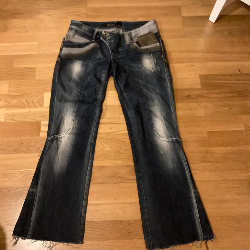 86cm i midjan, 91 cm i längden(jag har sytt upp dem) utsvängda och lågmidjade med unika detaljer av skinn, ned knapp. Jeans & Byxor.