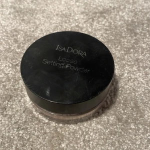 Isadora loose setting powder - Superfint isadora puder som lägger sig fint på huden. Använd några gånger