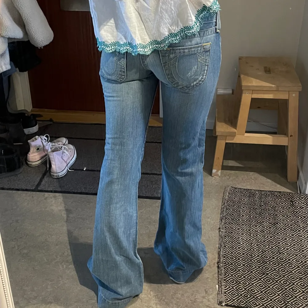 Så fina True religion lågmidjade bootcut jeans🤩  Jag är 170 cm.  Midjemått 35 cm rakt över Innerbenslängd 85cm. Jeans & Byxor.