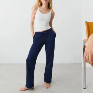 Helt nya jättefina ”Basic straight sweatpants”  från Gina Tricot  i storlek M, med prislapp kvar. Säljes då jag har 2 par likadana!🫶🏼