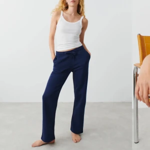 Nya Mjukisbyxor Gina Tricot - Helt nya jättefina ”Basic straight sweatpants”  från Gina Tricot  i storlek M, med prislapp kvar. Säljes då jag har 2 par likadana!