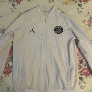 Vit tröja - I bra skick. Kommer inte till användning.