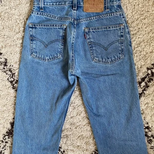 Levis jeans 505, 28/32 - Fina klassiska levis jeans. Sitter perfekt på mig som är 168 cm lång