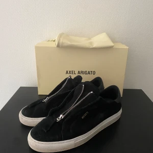 Arigato skor - Arigato skor i storlek 44. Helt ok skick. Skriv vid ev. frågor eller fler bilder 