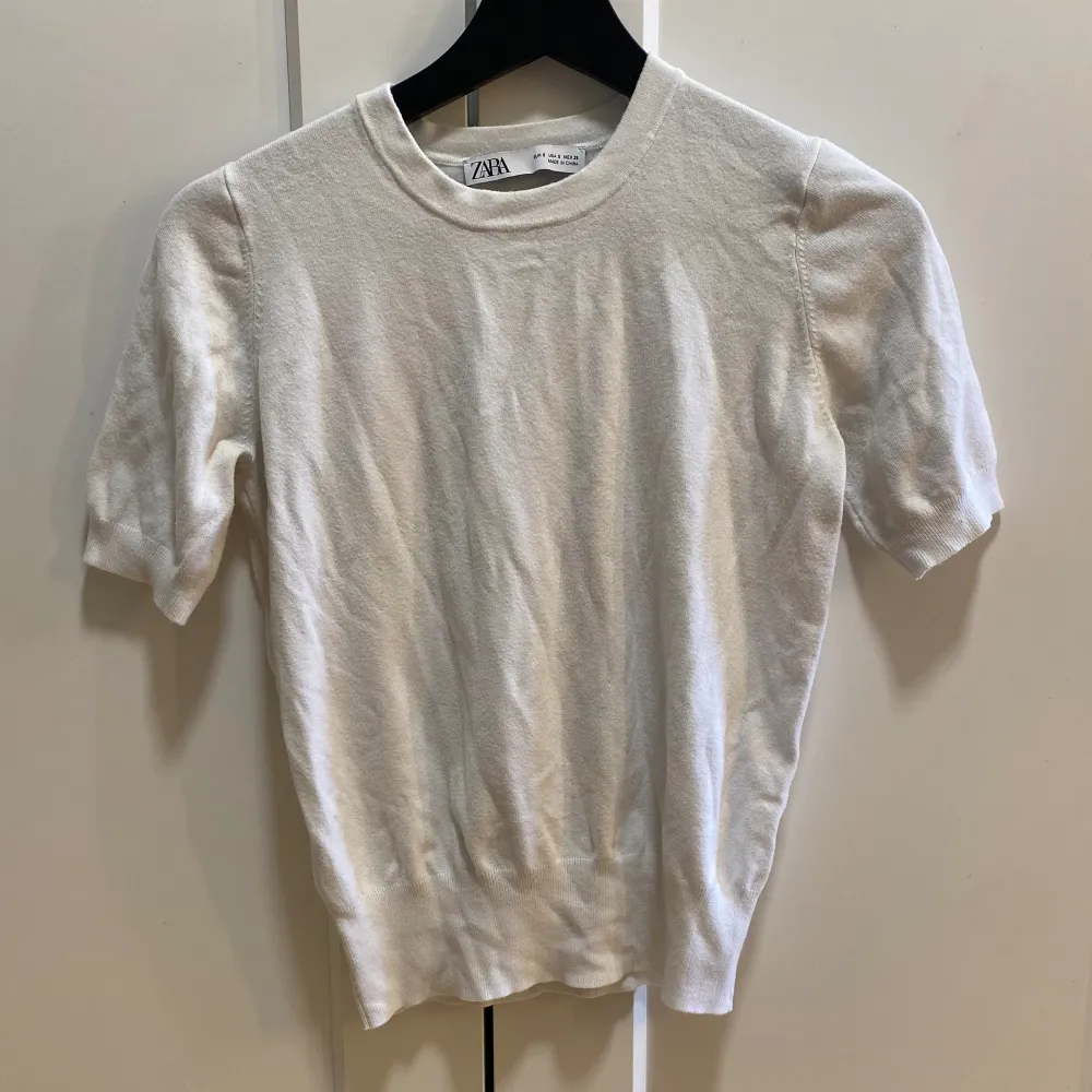 Kortärmad, jättefin vit Zara tröja i stl S, har ett igensytt hål i ena kantsömmen (se bild 3) Syns knappt. . T-shirts.