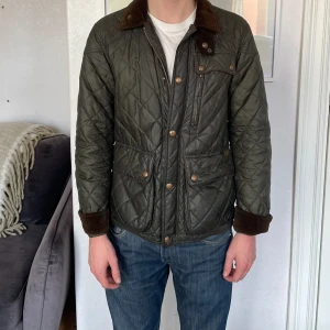 Ralph Lauren padded downjacket - Fin vintage polo Ralph Lauren jacka i en härlig mörk grön färg.   Jackan är i storlek S och personen på bilden är 179cm lång.   Skjortan är i befintligt vintage skick, men utan hål eller andra tydliga skavanker. 