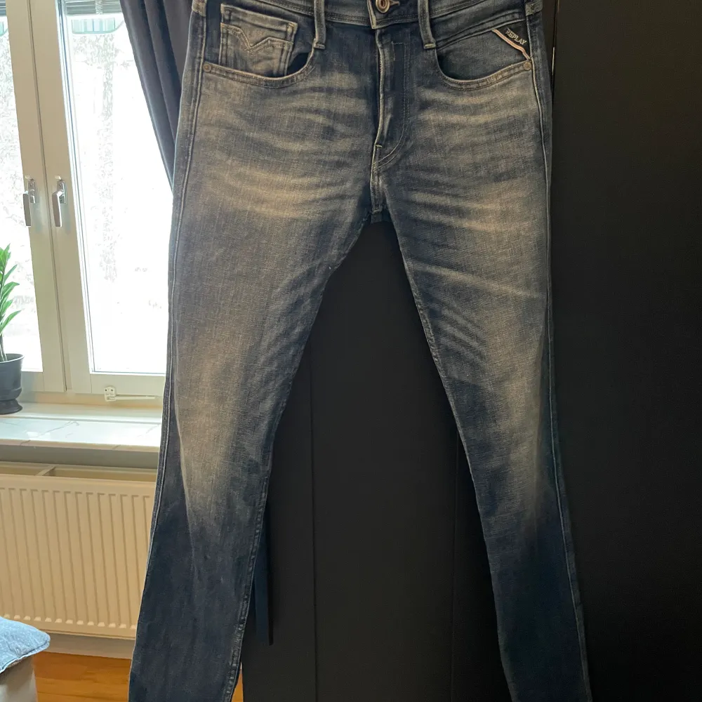 Säljer ett par mörkblåa Replay jeans, aldrig använda . Jeans & Byxor.