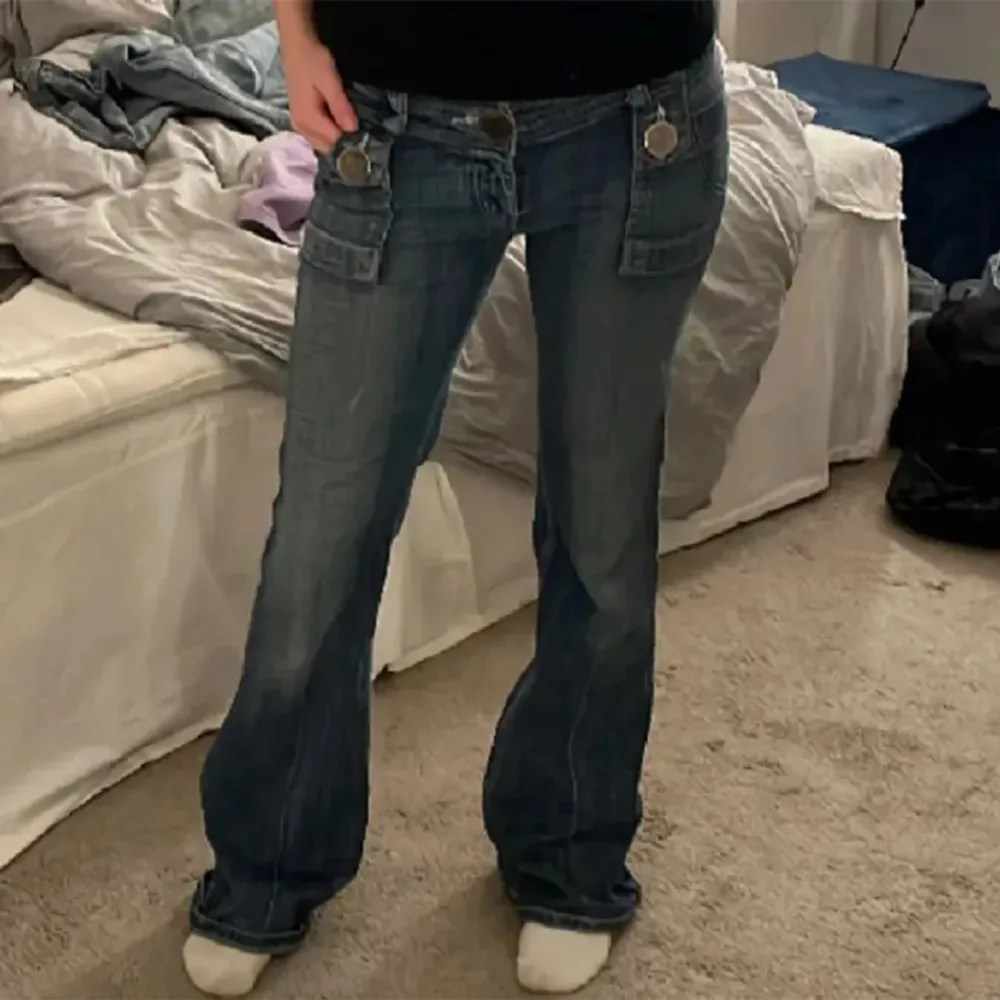 Skit coola lågmidjade jeans med fina detaljer på fickorna! Passar mig som är 170 bra i längden!💗 Tvärs över 36cm, Innerbens längd: 84cm. Jeans & Byxor.