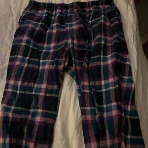 Rutiga pyjamas byxor  - Använda fåtal gånger men ser nya ut. Storlek 36 men passar även 34.