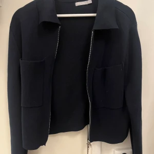 Kofta från Åhléns  - Jättefin kofta / jacka från Åhléns i en jättefin mörkblå färg passar till allt 