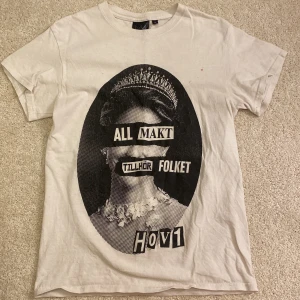 T-shirt - Säljer denna hov1 t-shirten, säljer pga kommer ej till användning längre, använd några gånger därför har det blivit lite slitet på trycket och en röd fläck uppe vid axeln💕