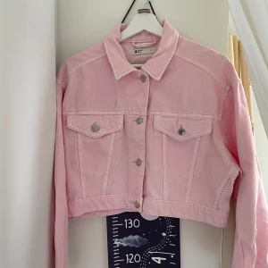 Superfin rosa jeansjacka, Gina Tricot - Säljer min rosa jeansjacka från Gina då den inte kommer till användning. Endast använt en gång, kommer i väldigt gott skick. Storlek S