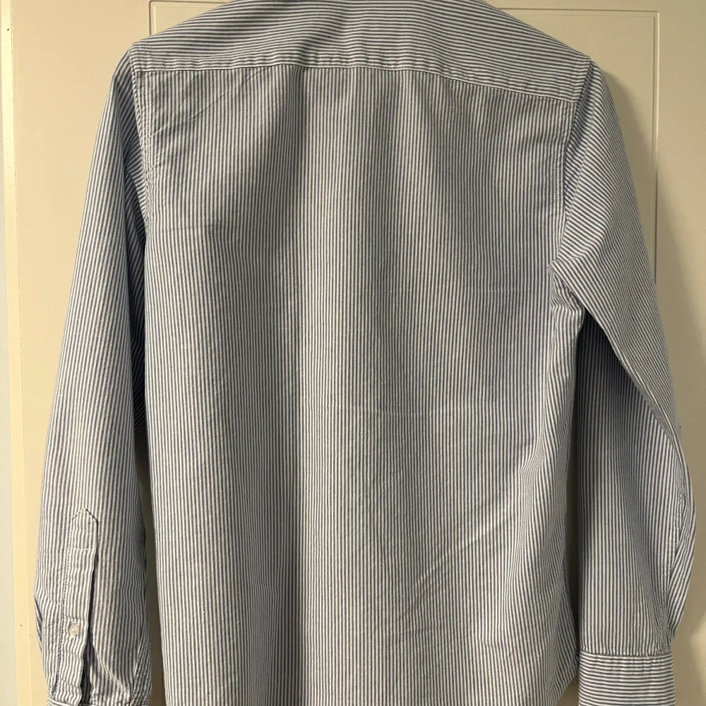 Säljer nu denna randiga skjorta från Brothers. Den är i storlek XS och är i skick 7/10. Ny priset är 700kr mitt pris 300kr.. Skjortor.