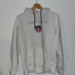 Säljer denna GANT hoodien i storlek M. Den är ganska använd men ändå i ett bra skick 8/10! Den är lite missfärgad. Den är köpt för ca 1500 ordinarie pris. Köper du hoodien får du även en oanvänd 10/10 skick Weekday hoodie med i på köpet! 