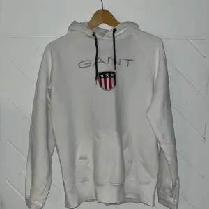 Säljer denna GANT hoodien i storlek M. Den är ganska använd men ändå i ett bra skick 8/10! Den är lite missfärgad. Den är köpt för ca 1500 ordinarie pris. Köper du hoodien får du även en oanvänd 10/10 skick Weekday hoodie med i på köpet! 