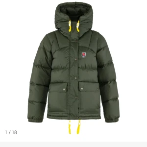 Fjällräven jacka - Jätte fin fjällräven jacka i färgen deep forest! Älskar verkligen denna jacka men säljer på grund av att jag köpt en ny jacka💕skriv för fler bilder! Dustbag tillkommer