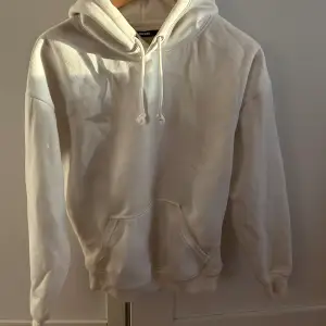 säljer denna helt oanvända oversized hoodien från BikBok! Köpt för 300kr, men säljer då jag inte använder den tyvärr! 🫶