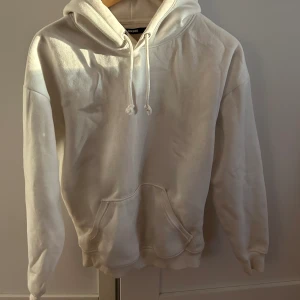 Hoodie från Bikbok - säljer denna helt oanvända oversized hoodien från BikBok! Köpt för 300kr, men säljer då jag inte använder den tyvärr! 🫶