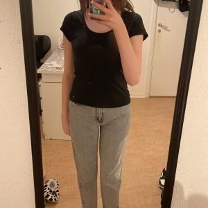 Gråa jeans - Gråa jeans från Gina Tricot, säjer för att de är för korta för mig