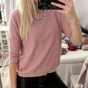 Trekvartsärmad tröja - Söt stickad rosa trekvartsärmad tröja med glitter,köpt på vinted  💞använd gärna köp nu!