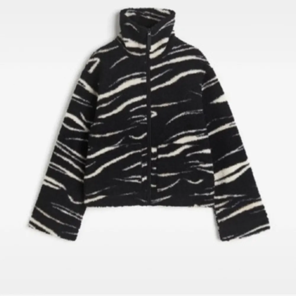 Säljer denna coola zebrajacka från H&M. Den är slutsåld och i mycket bra skick 😍. Jackor.