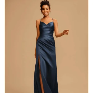 Balklänning  - Superfin balklänning i satin! Från JJs house  Nyskick, endast använd en gång  Vid snabb affär kan priset diskuteras☺️