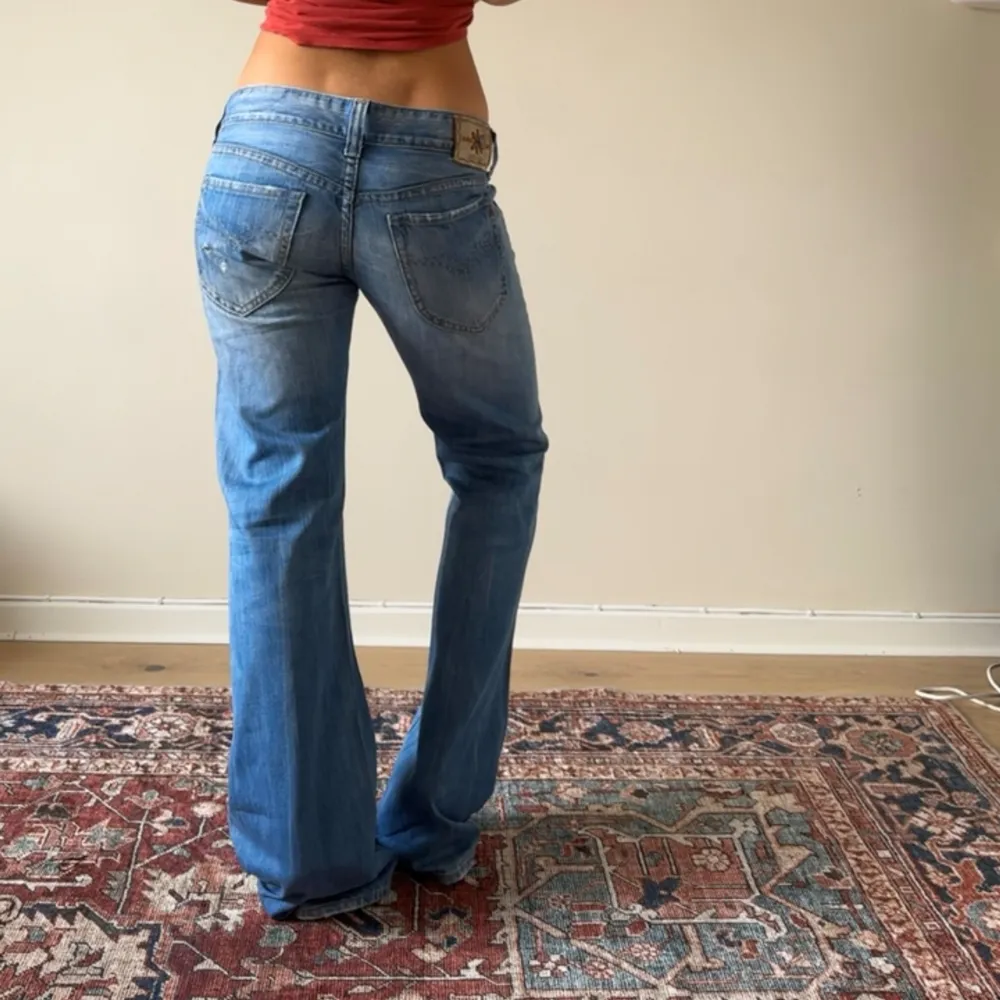 Ljusa vintage replay jeans. Midjemåttet är ca 84cm och innerbenslängden är ca 89cm. . Jeans & Byxor.