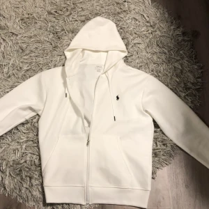 Ralph Lauren zip up - Hej, Säljer denna tvär feta zip upen som jag fick i julklapp Tyvärr var den för stor för mig. Denna tröjan har bara provats 1 gång och aldrig använts. Skicket är 10/10. Tröjan är size M men passar både L och M. M i längd och L i bredd ungefär. //Omar