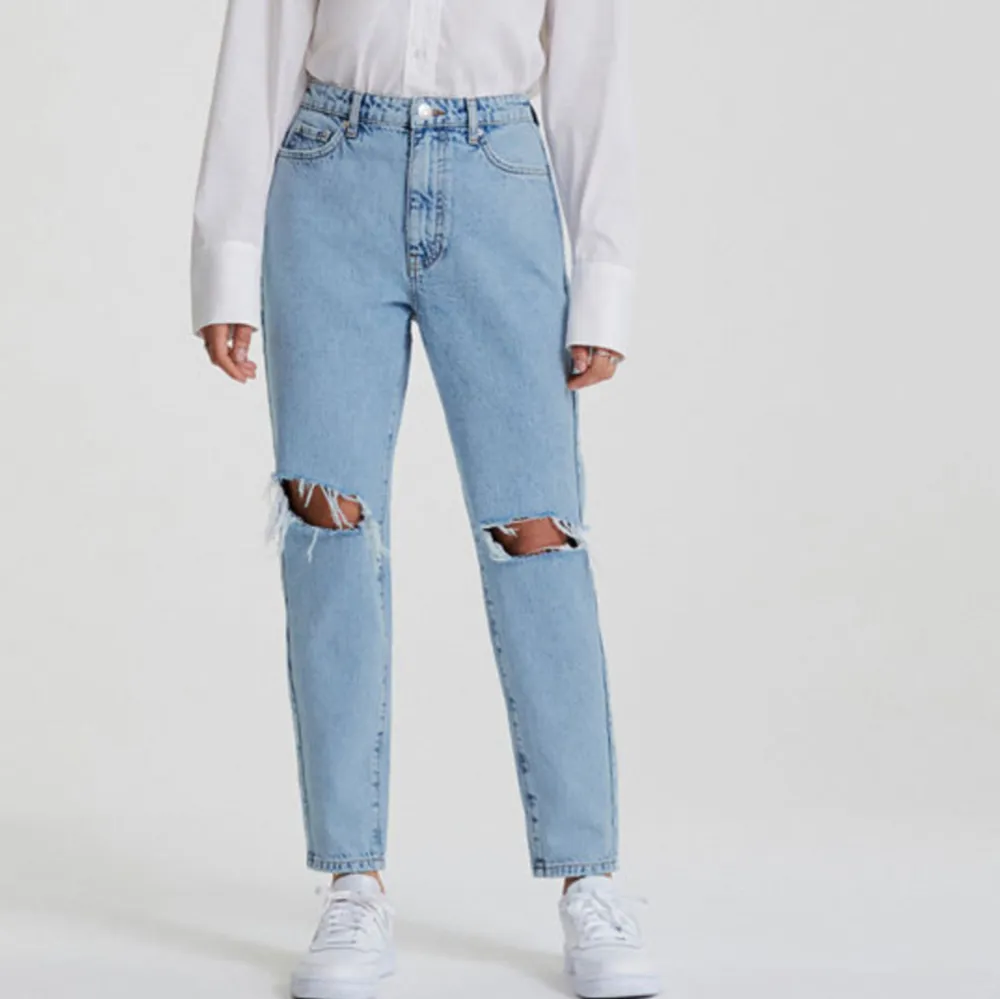 Mom jeans med hål från Gina, säljs pågrund av att det ej kommer till användning. Nypris 499kr . Jeans & Byxor.