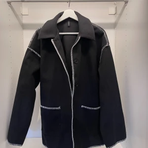 VMGERRY Jacka - Jättefin kappa/jacka från Vero Moda i nyskick. Nypris 1050kr. Den är i storlek M, men passar även mig som har S