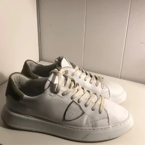 Philippe Model skor - Säljer nu mina Philippe model skor som är i väldigt bra skick. Säljer dem då jag inte känner att jag använder dem så mycket. Pris inte hugget i sten (Ingen box tyvärr)