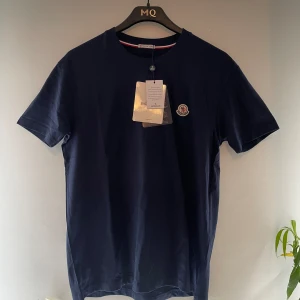 Moncler T-shirt - Moncler T-Shirt i storlek M, aldrig använd. Hör av dig om du har några frågor😀