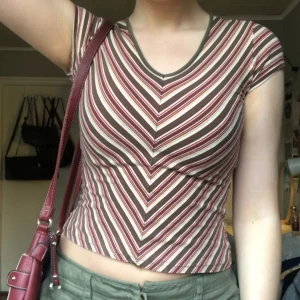 Y2k topp - En randig tajt tshirt med så fina färger och skönt tyg. Köpt secondhand och knappt använd - bra kvalitet