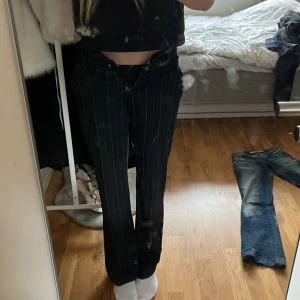 Lågmidjade kostymbyxor  - Fina lågmidjade utsvängda kostymbyxor som tyvärr inte passar längre. Är i bra skick och är randiga. Storlek 34 men är ganska små runt rumpan🙃 Är 171 och de passar perfekt i längd på mig🙌🏼