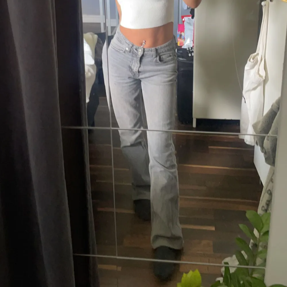 Mid waist straight jeans från Ginatricot. Storlek 32. Säljer eftersom de inte kommer till användning längre💘. Jeans & Byxor.